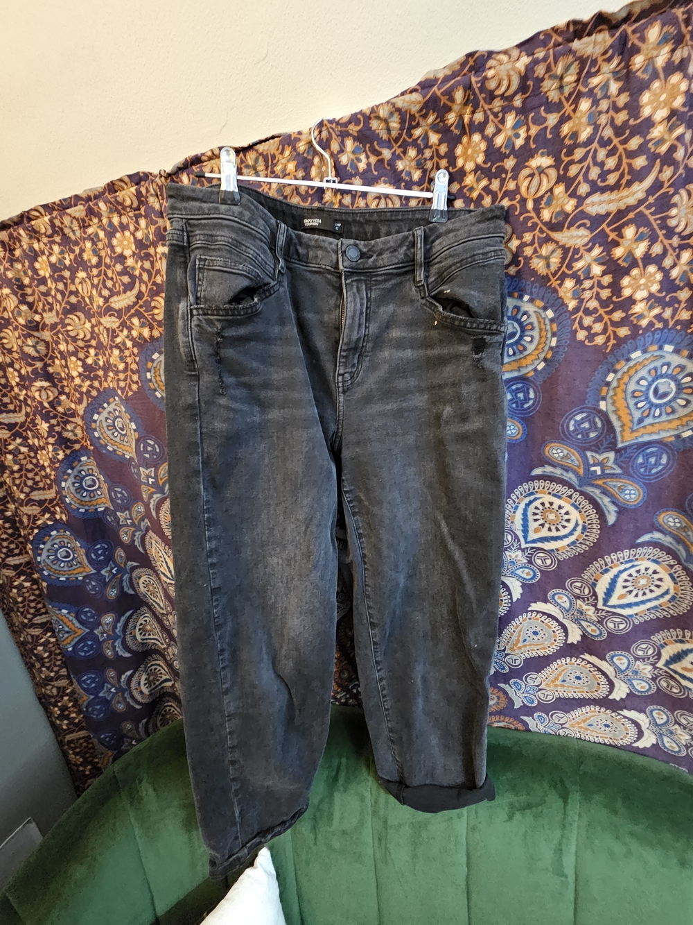 Simply Vera Vera Wang Black Crop Jeans With Distressed Details